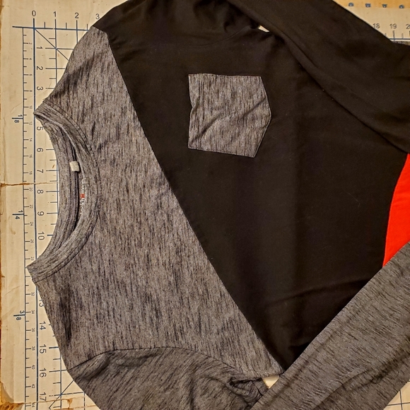 🔥NWOT Stockhomme Evolution Gray Black & Red Long Sleeve Pocket T-shirt Small - Picture 3 of 7